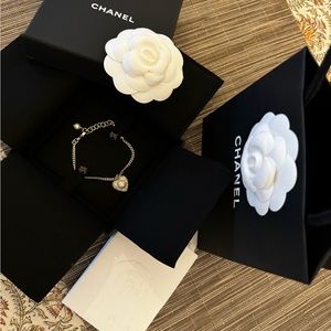 NWT Chanel Heart Pearl crystal CC bracelet in gold